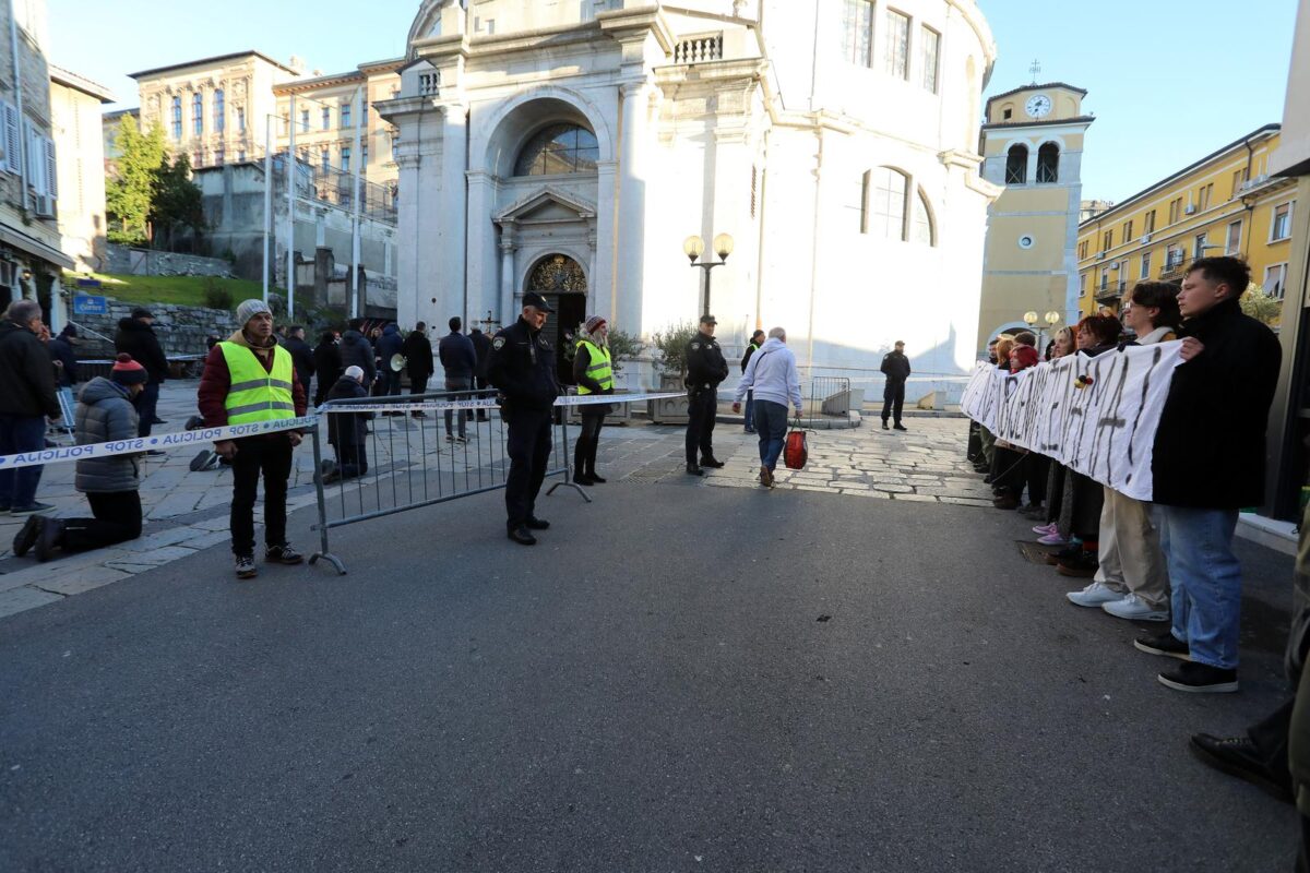 Rijeka: Molitelji i prosvjednici pred katedralom Svetog Vida