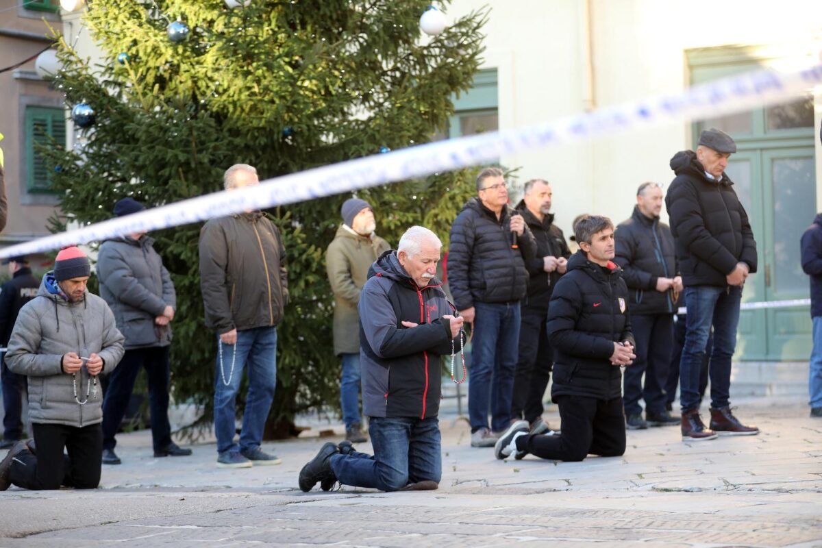 Rijeka: Molitelji i prosvjednici pred katedralom Svetog Vida