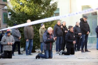 Rijeka: Molitelji i prosvjednici pred katedralom Svetog Vida