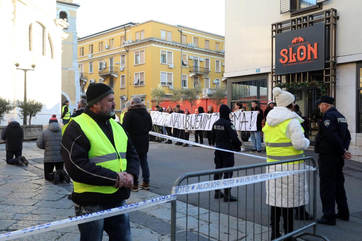 Rijeka: Molitelji i prosvjednici pred katedralom Svetog Vida