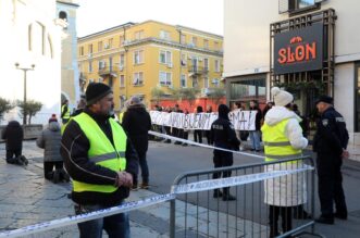 Rijeka: Molitelji i prosvjednici pred katedralom Svetog Vida