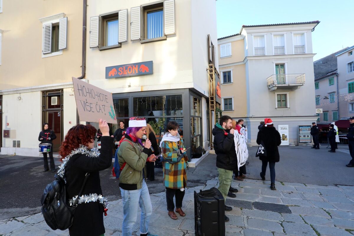 Rijeka: Molitelji i prosvjednici pred katedralom Svetog Vida