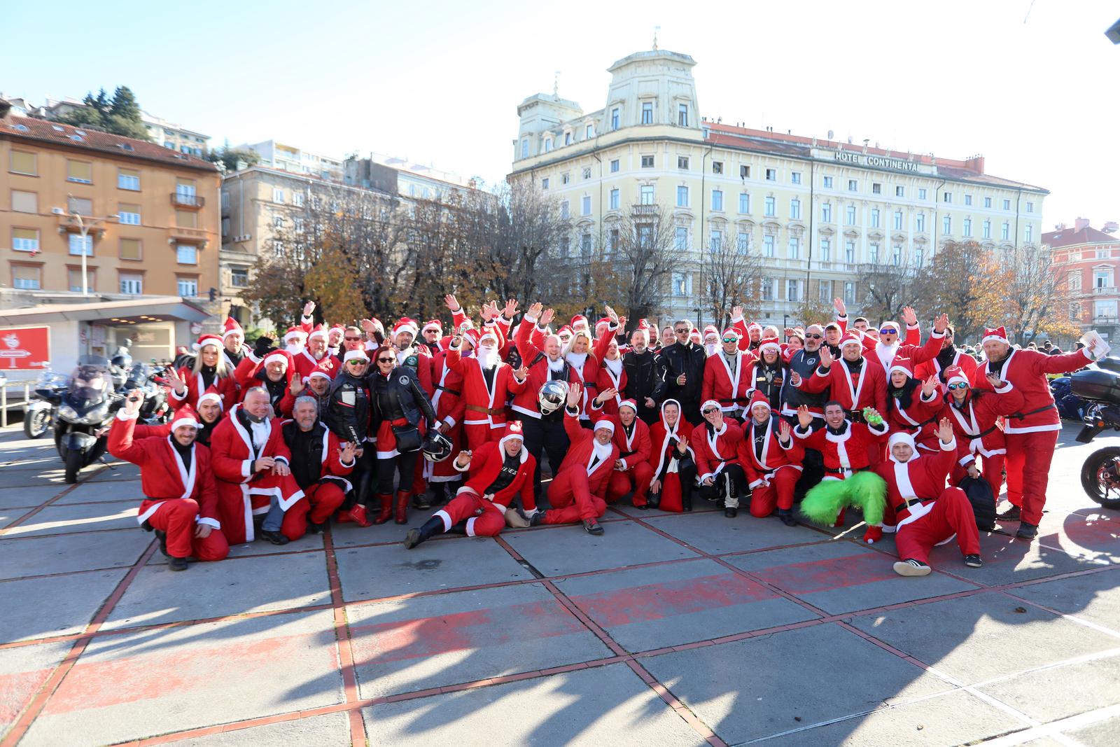 Rijeka: Bajkeri djedice nose poklone djeci u dječji dom u Lovranu Rijeka: Bajkeri djedice nose poklone djeci u dječji dom u Lovranu
