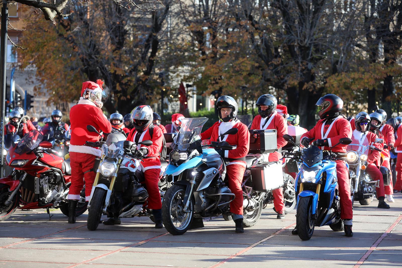 Rijeka: Bajkeri djedice nose poklone djeci u dječji dom u Lovranu Rijeka: Bajkeri djedice nose poklone djeci u dječji dom u Lovranu