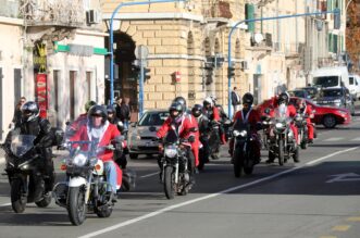 Rijeka: Bajkeri djedice nose poklone djeci u dječji dom u Lovranu