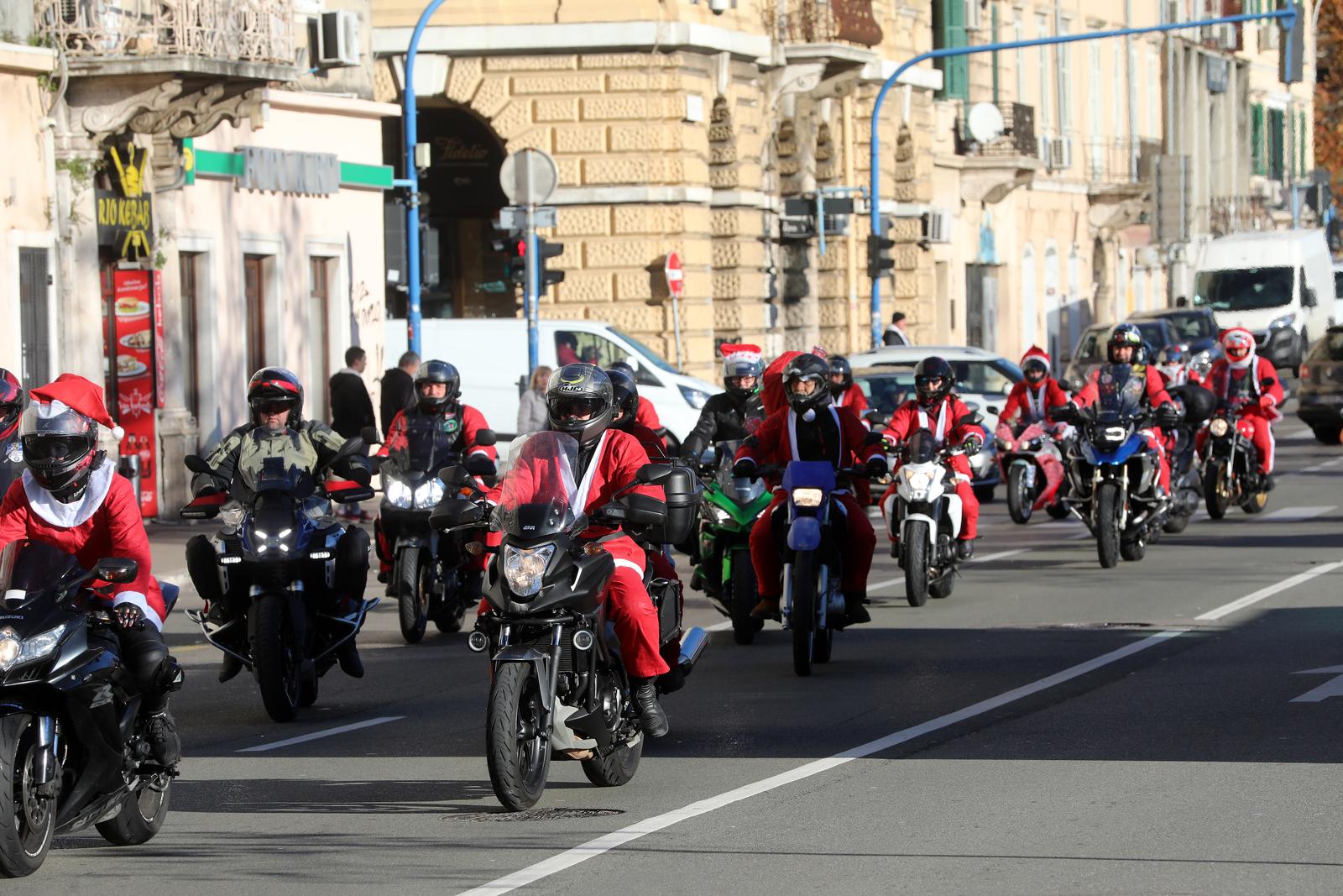 Rijeka: Bajkeri djedice nose poklone djeci u dječji dom u Lovranu Rijeka: Bajkeri djedice nose poklone djeci u dječji dom u Lovranu