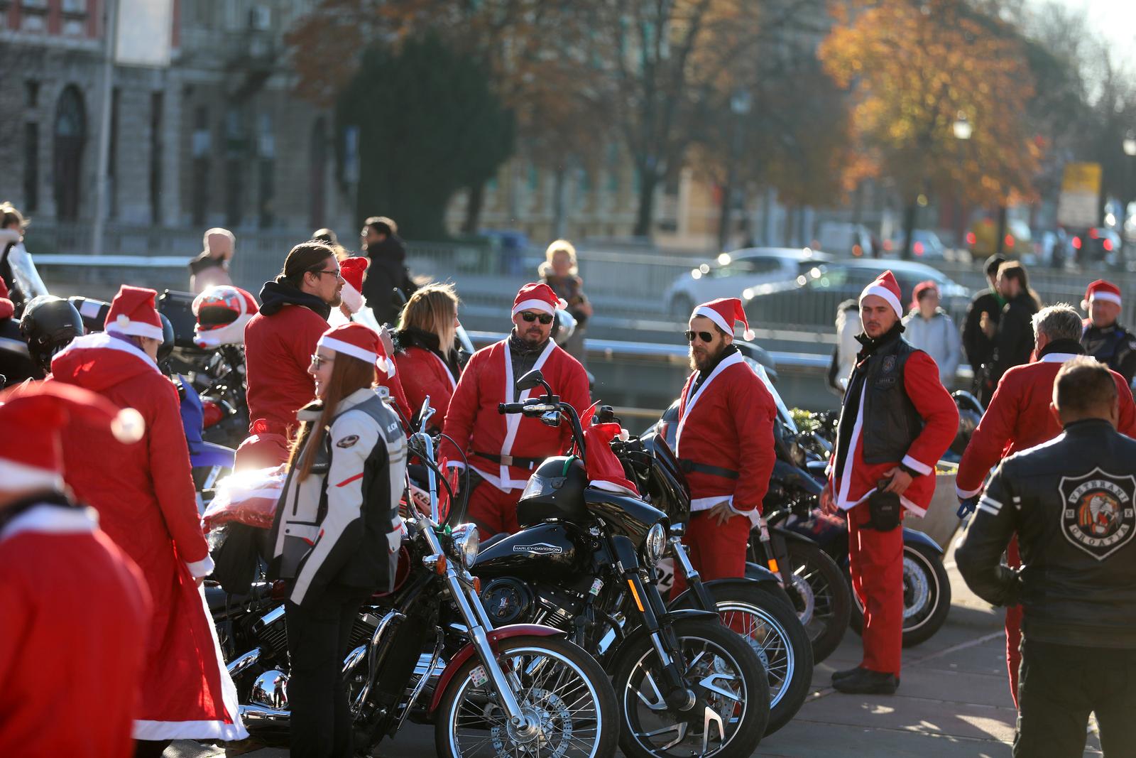 Rijeka: Bajkeri djedice nose poklone djeci u dječji dom u Lovranu Rijeka: Bajkeri djedice nose poklone djeci u dječji dom u Lovranu