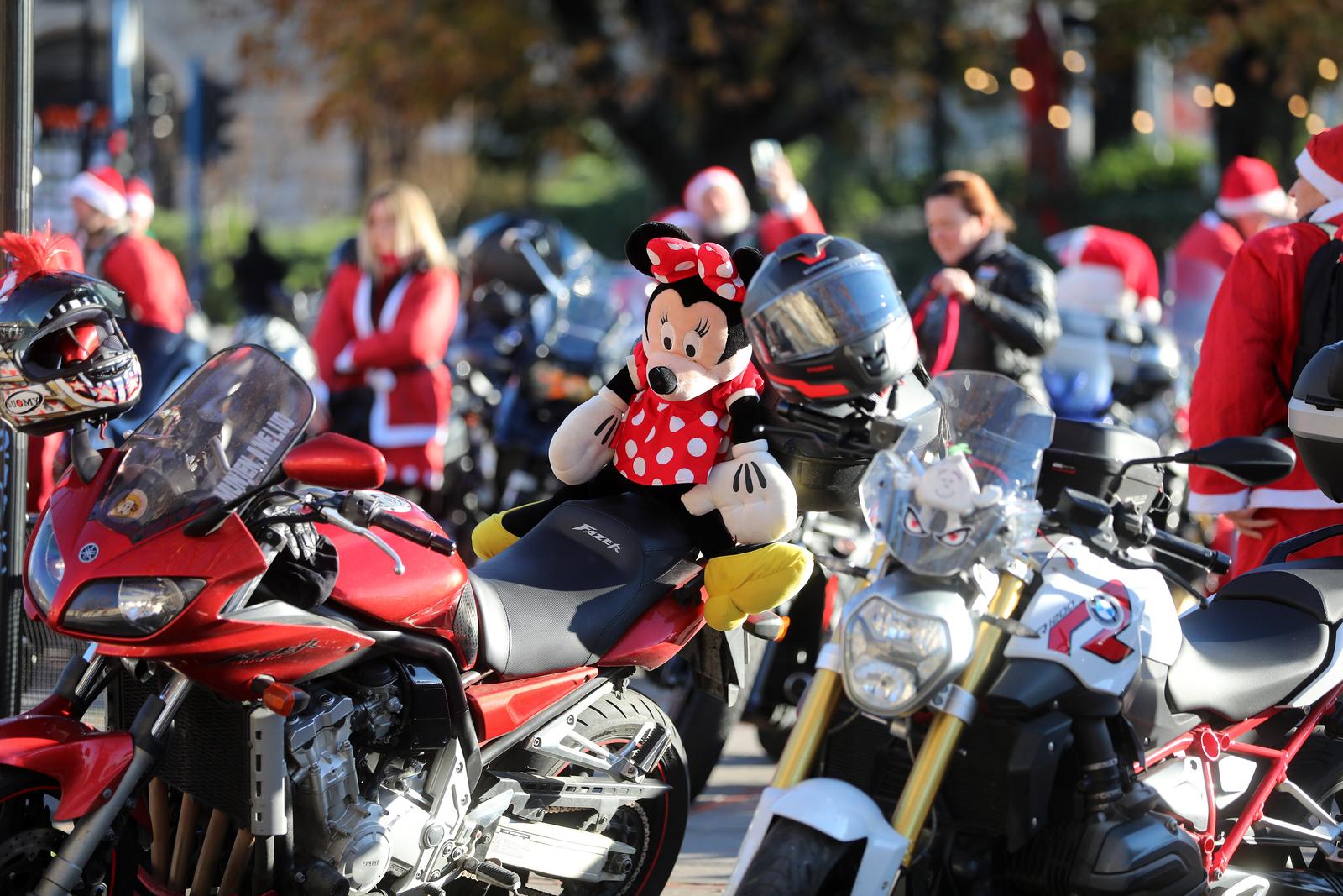 Rijeka: Bajkeri djedice nose poklone djeci u dječji dom u Lovranu Rijeka: Bajkeri djedice nose poklone djeci u dječji dom u Lovranu