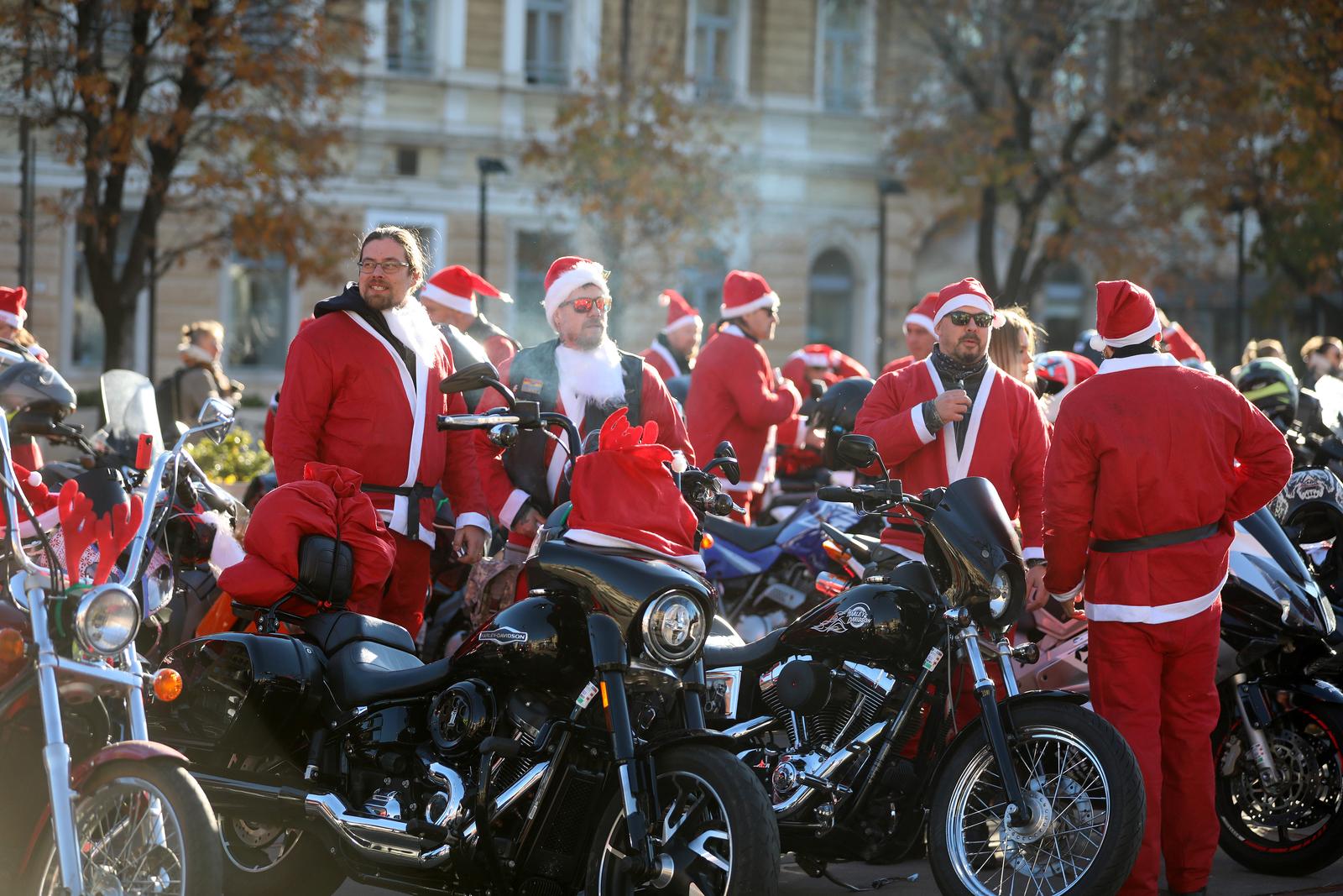 Rijeka: Bajkeri djedice nose poklone djeci u dječji dom u Lovranu Rijeka: Bajkeri djedice nose poklone djeci u dječji dom u Lovranu