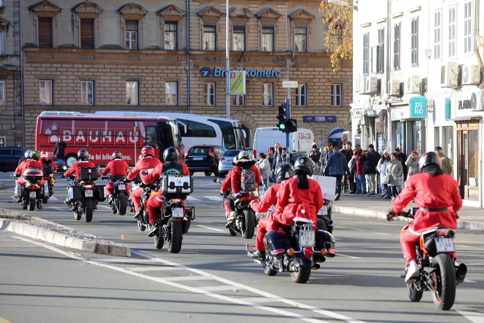 Rijeka: Bajkeri djedice nose poklone djeci u dječji dom u Lovranu Rijeka: Bajkeri djedice nose poklone djeci u dječji dom u Lovranu