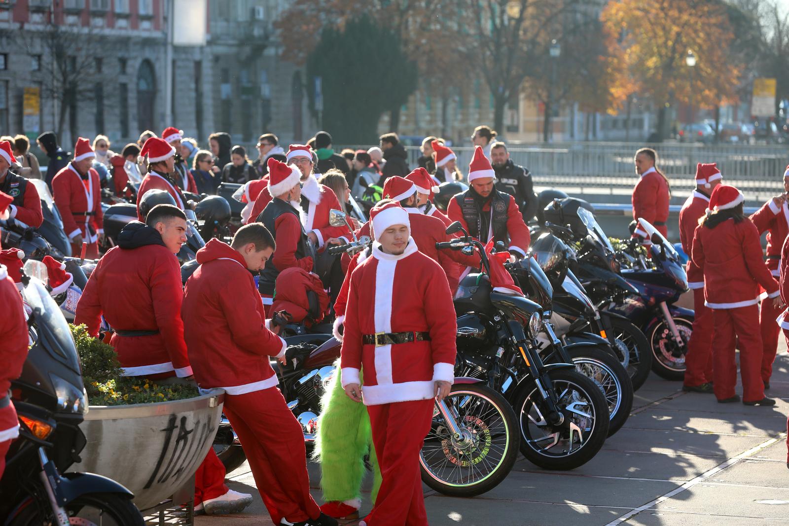 Rijeka: Bajkeri djedice nose poklone djeci u dječji dom u Lovranu Rijeka: Bajkeri djedice nose poklone djeci u dječji dom u Lovranu