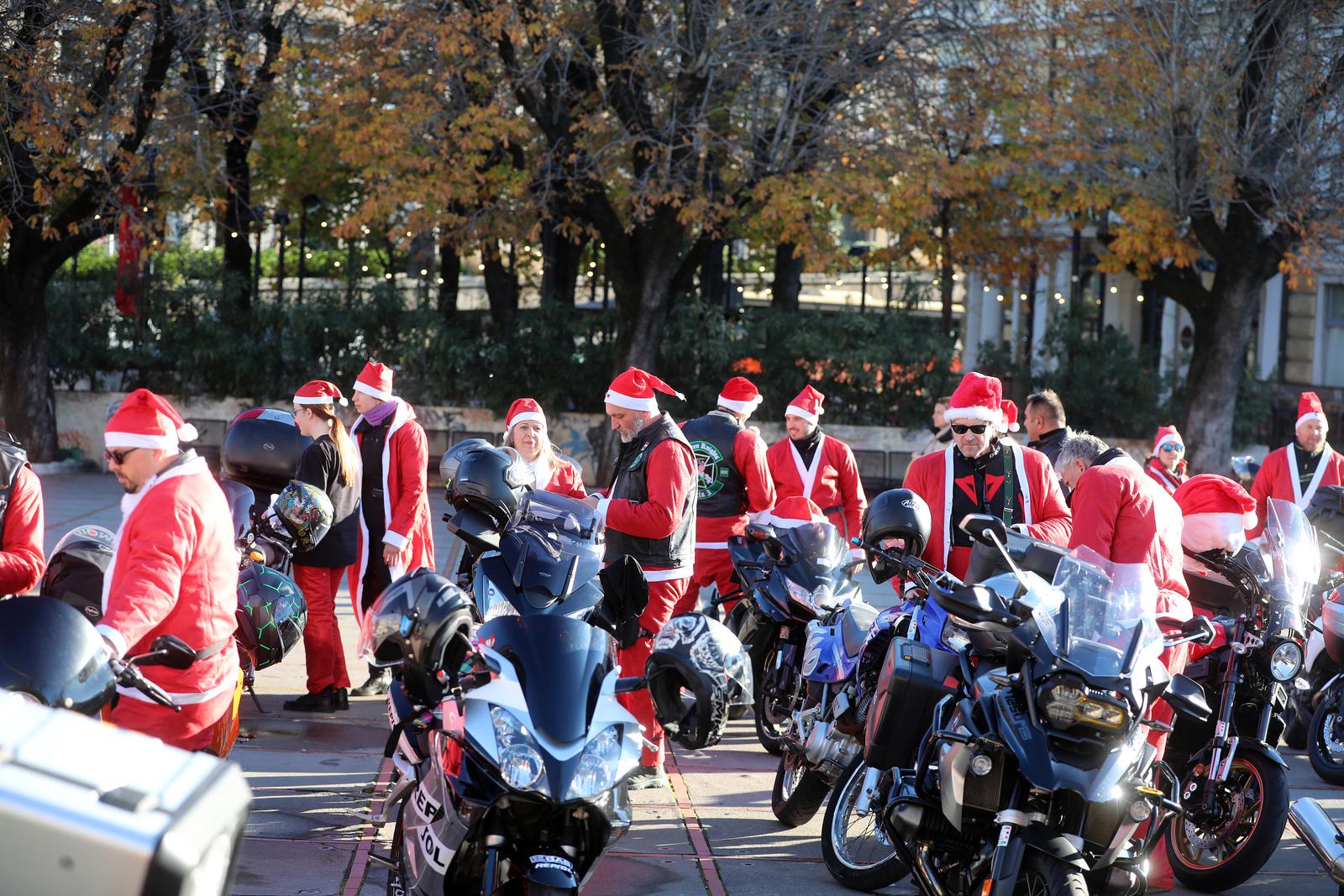 Rijeka: Bajkeri djedice nose poklone djeci u dječji dom u Lovranu Rijeka: Bajkeri djedice nose poklone djeci u dječji dom u Lovranu