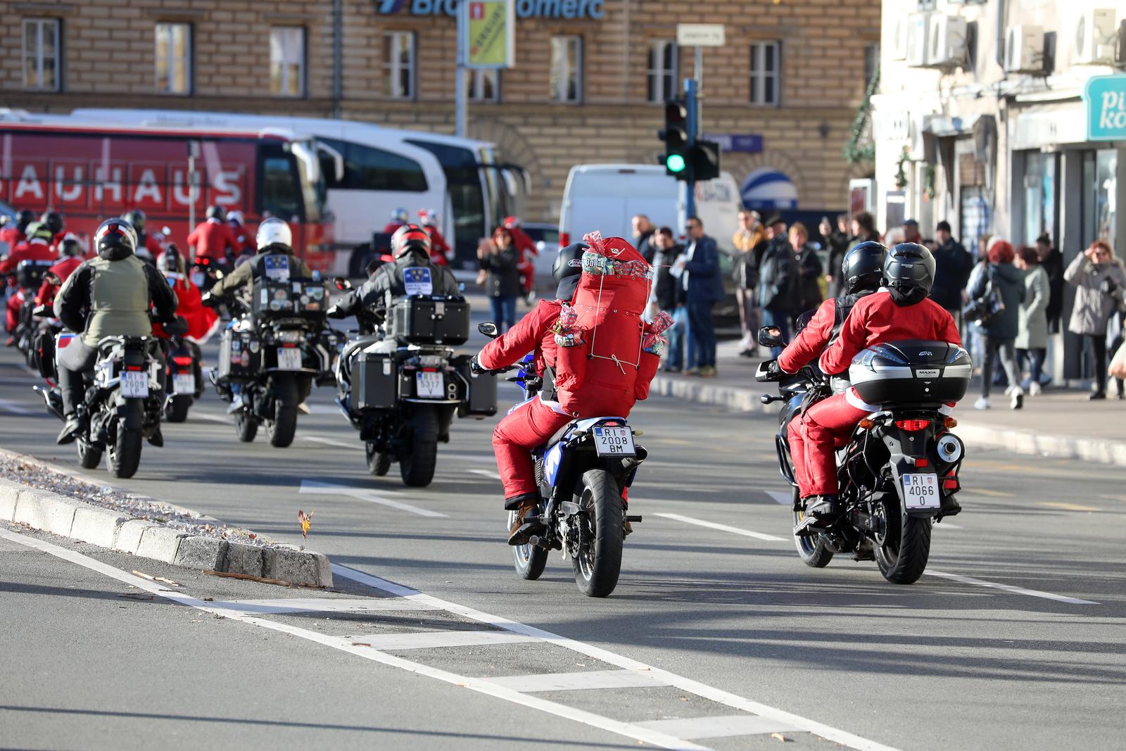 Rijeka: Bajkeri djedice nose poklone djeci u dječji dom u Lovranu Rijeka: Bajkeri djedice nose poklone djeci u dječji dom u Lovranu