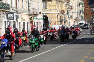 Rijeka: Bajkeri djedice nose poklone djeci u dje?ji dom u Lovranu