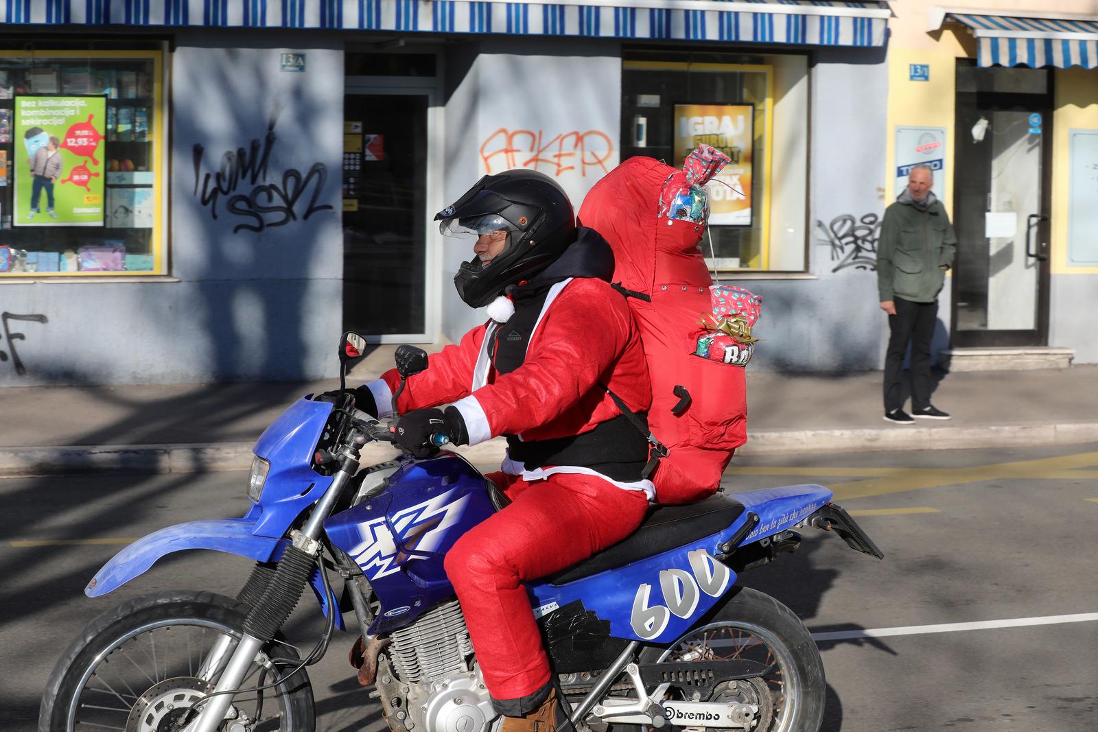 Rijeka: Bajkeri djedice nose poklone djeci u dječji dom u Lovranu Rijeka: Bajkeri djedice nose poklone djeci u dječji dom u Lovranu