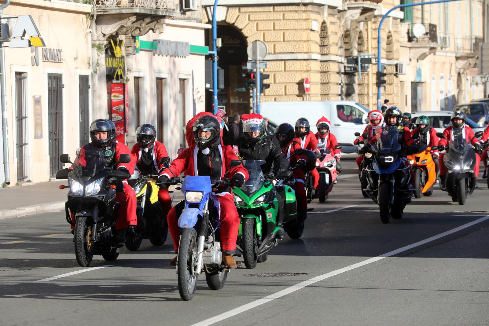 Rijeka: Bajkeri djedice nose poklone djeci u dječji dom u Lovranu Rijeka: Bajkeri djedice nose poklone djeci u dječji dom u Lovranu