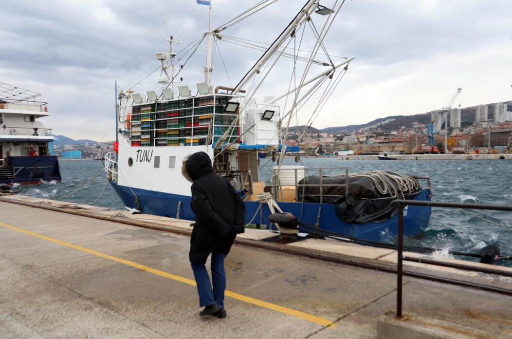 Rijeka: Olujna bura stvara valove i morsku pjenu u luci