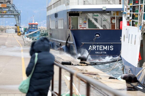 Rijeka: Olujna bura stvara valove i morsku pjenu u luci
