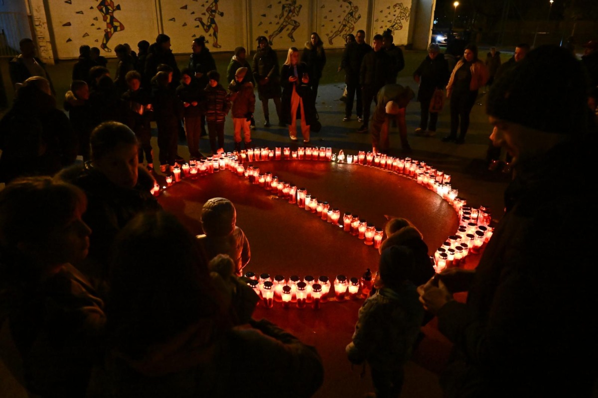 Zagreb: Građani pale svijeće na školskom igralištu OŠ Prečko