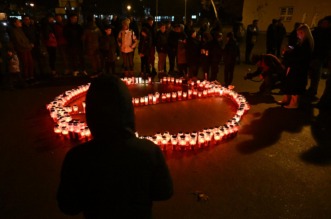 Zagreb: Građani pale svijeće na školskom igralištu OŠ Prečko