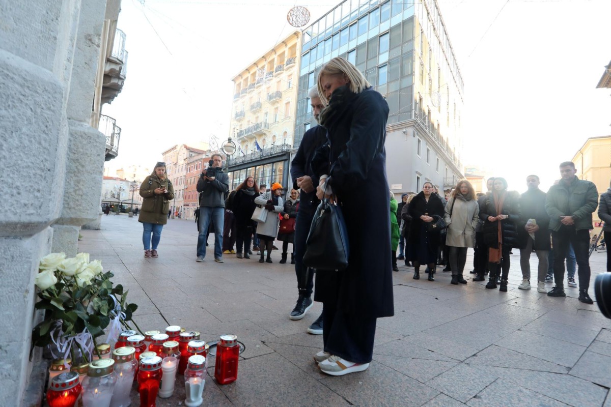 Rijeka:  Građani pale svijeće za stradalog učenika