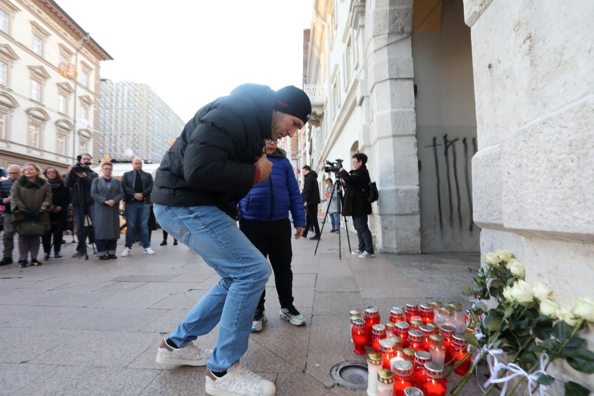 Rijeka:  Građani pale svijeće za stradalog učenika