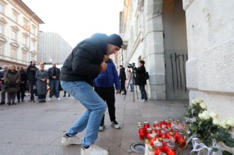 Rijeka:  Građani pale svijeće za stradalog učenika