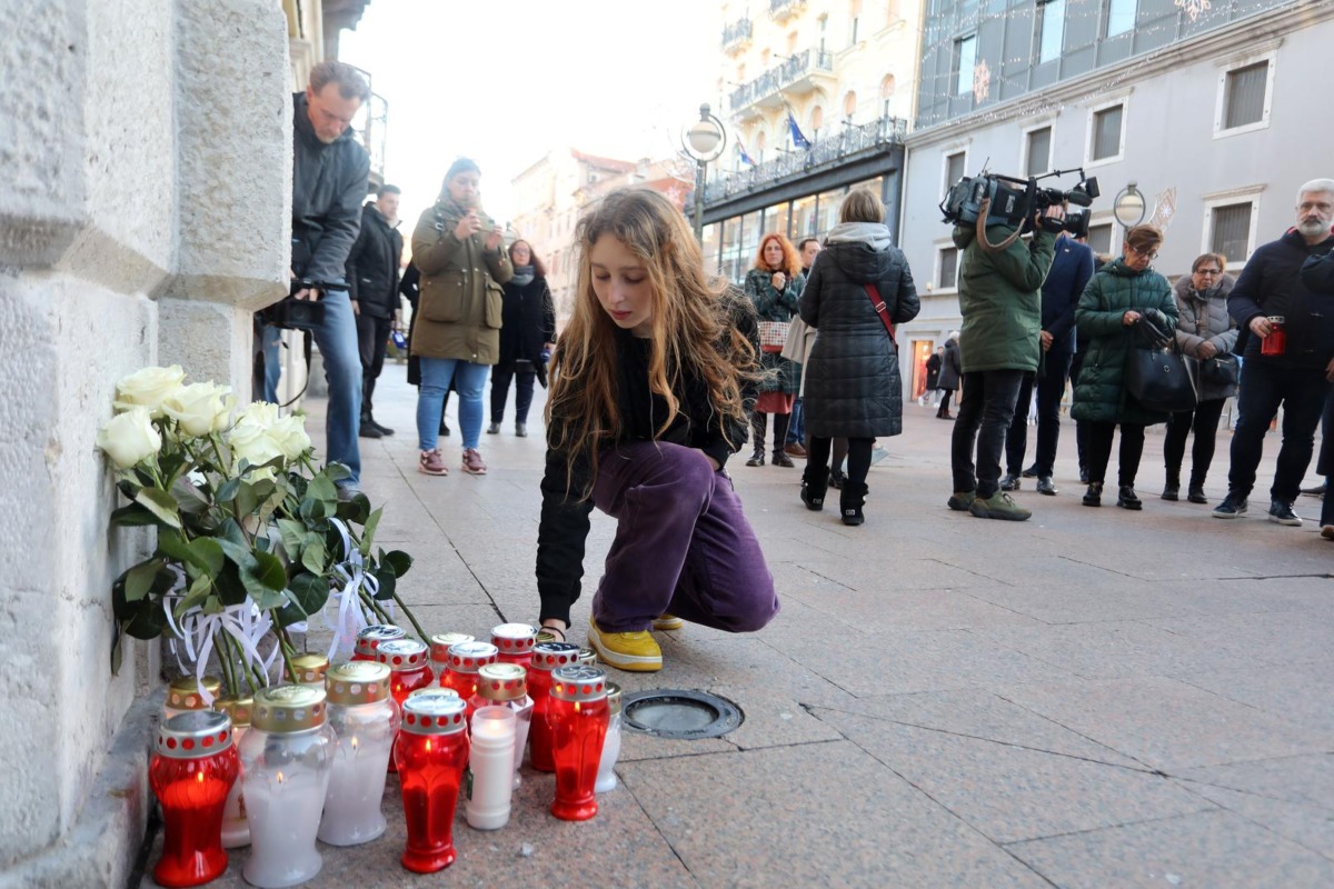 Rijeka:  Građani pale svijeće za stradalog učenika