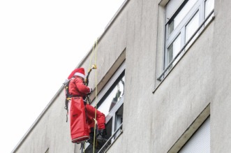 Zagreb: Djedovi Mrazovi spuštali se s krova bolnice na Rebru i darivali djecu