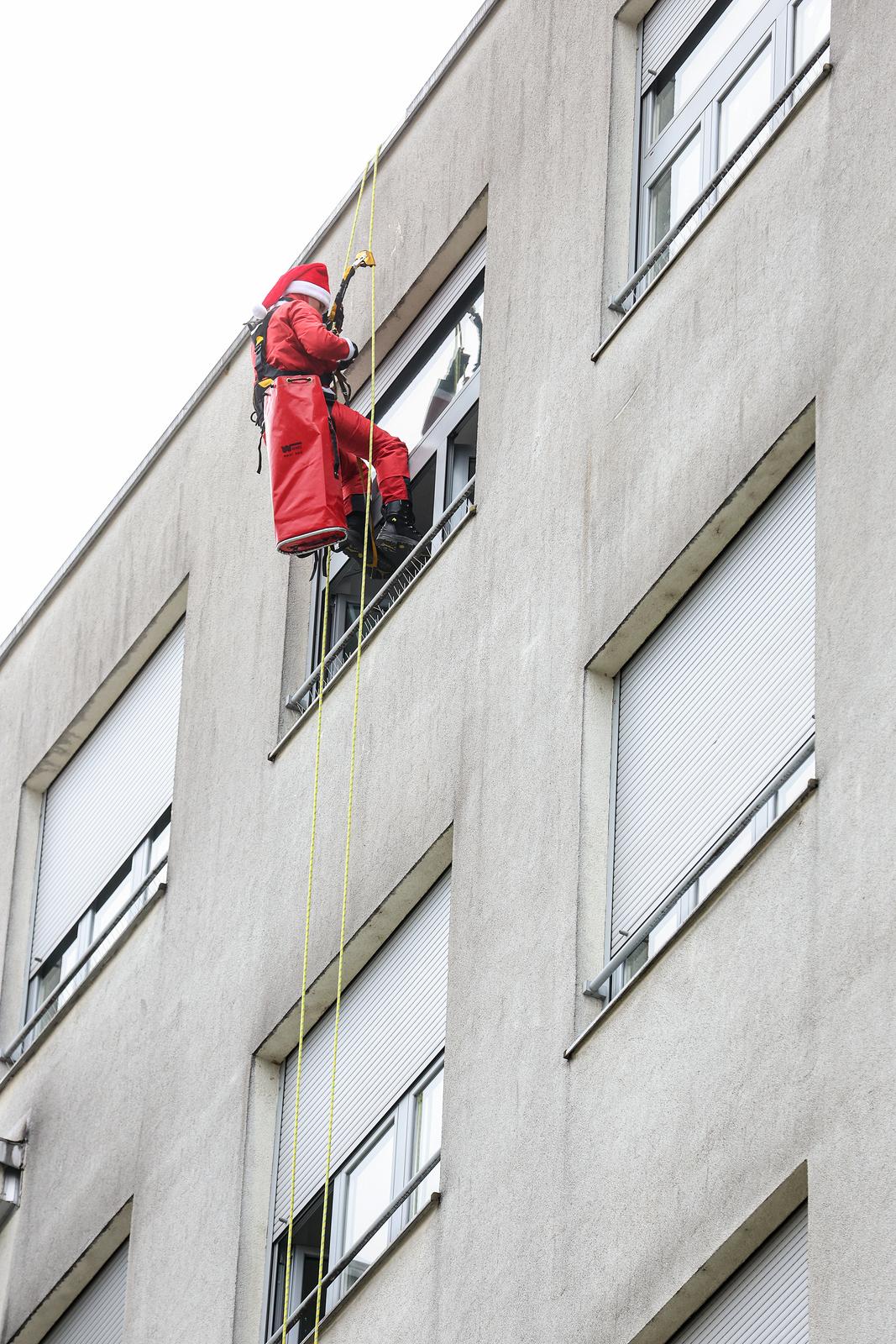 Zagreb: Djedovi Mrazovi spuštali se s krova bolnice na Rebru i darivali djecu