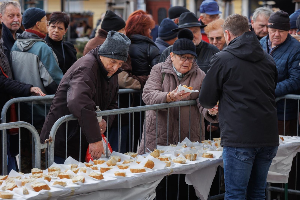 Podjela bakalara građanima u Rijeci