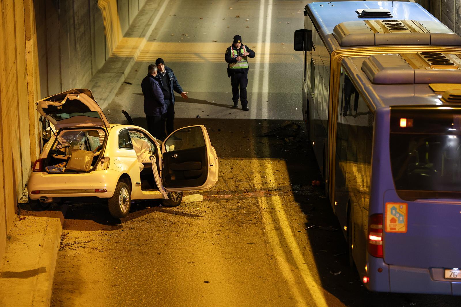 Zagreb: Pet osoba ozlijeđeno u sudaru osobnog automobila i autobusa u Selskoj ulici Zagreb: Pet osoba ozlijeđeno u sudaru osobnog automobila i autobusa u Selskoj ulici