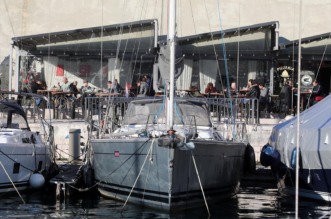 Rijeka: Građani uživaju u suncu na terasi kafića