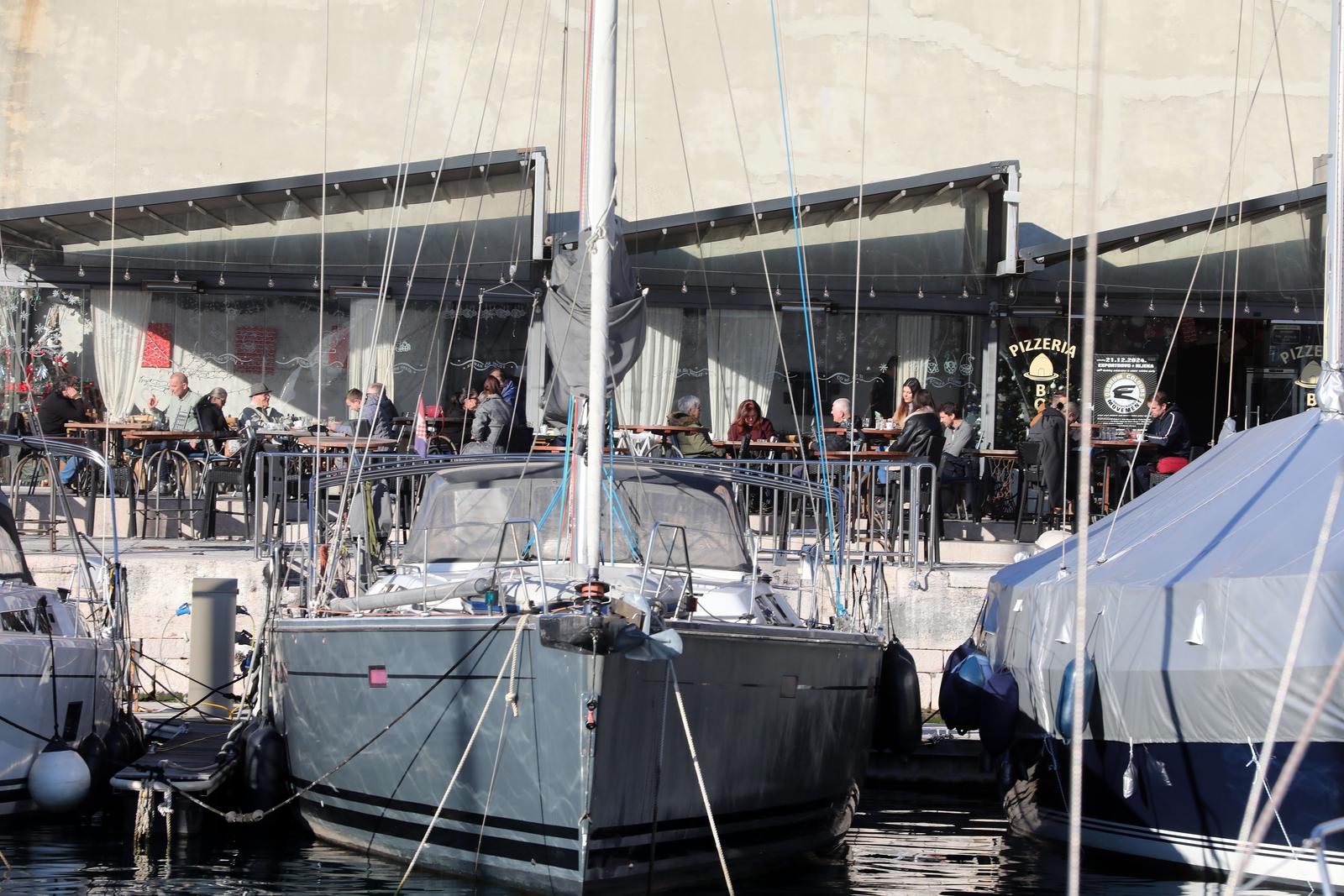 Rijeka: Građani uživaju u suncu na terasi kafića Rijeka: Građani uživaju u suncu na terasi kafića