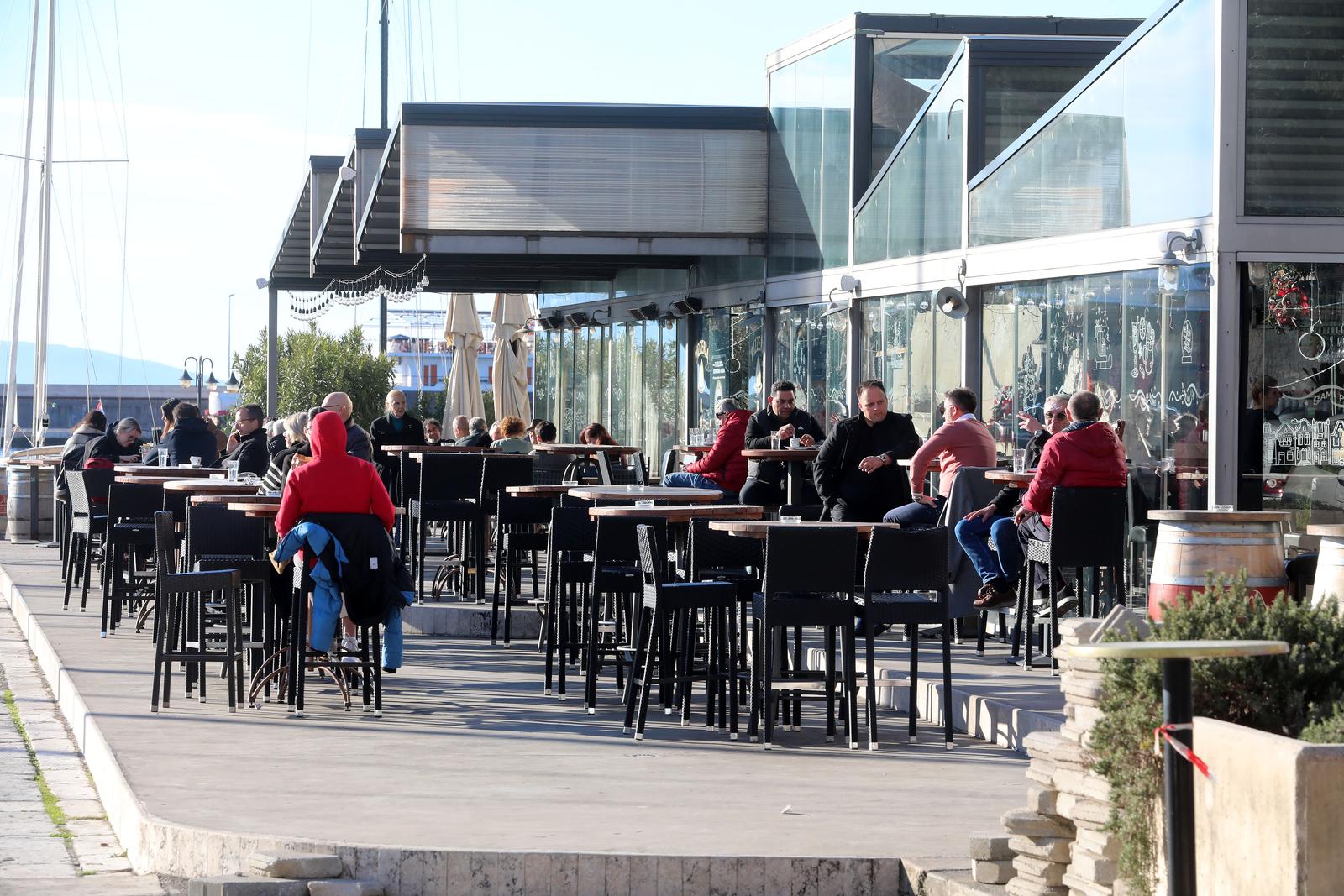 Rijeka: Građani uživaju u suncu na terasi kafića Rijeka: Građani uživaju u suncu na terasi kafića