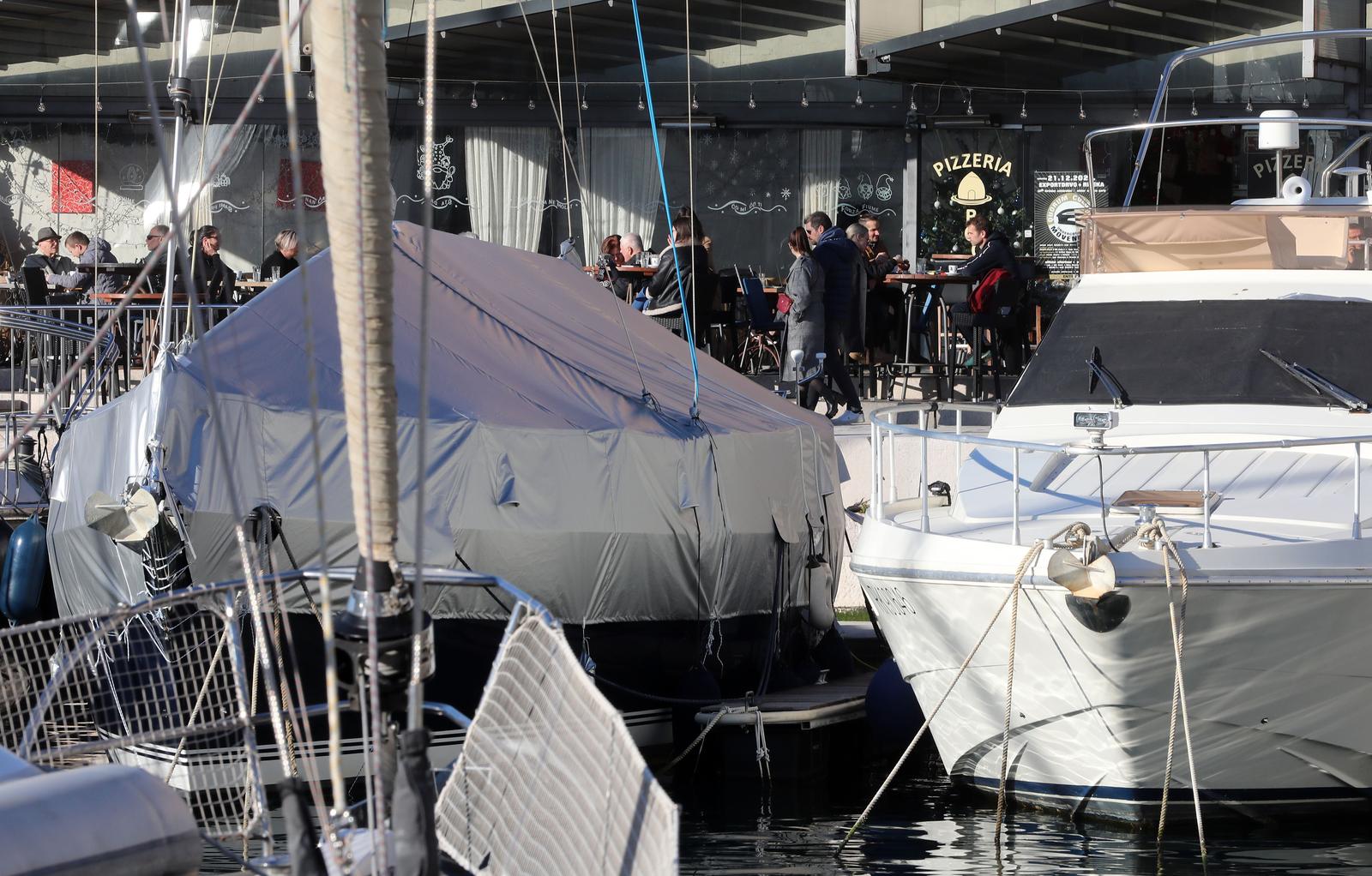 Rijeka: Građani uživaju u suncu na terasi kafića Rijeka: Građani uživaju u suncu na terasi kafića