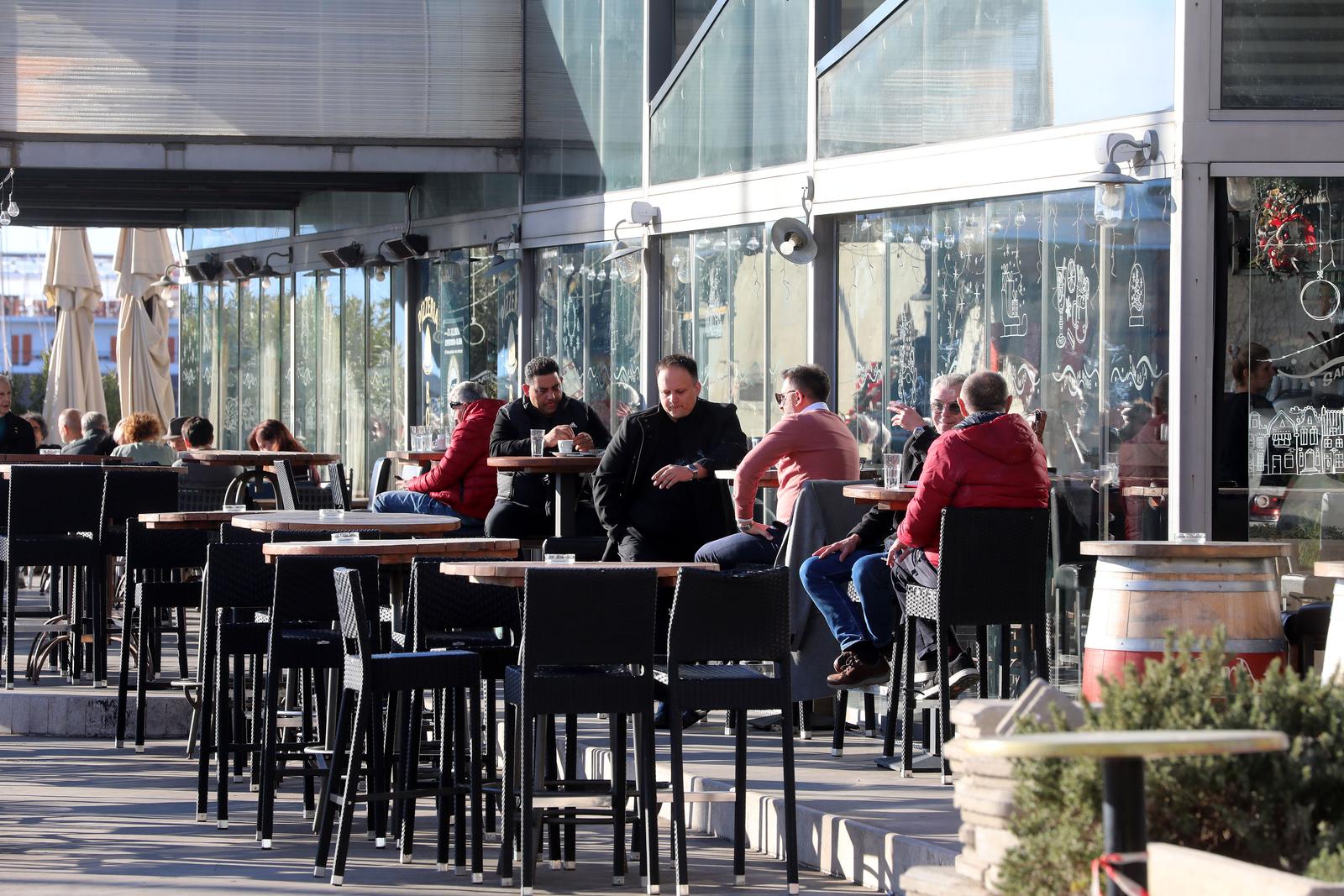 Rijeka: Građani uživaju u suncu na terasi kafića Rijeka: Građani uživaju u suncu na terasi kafića