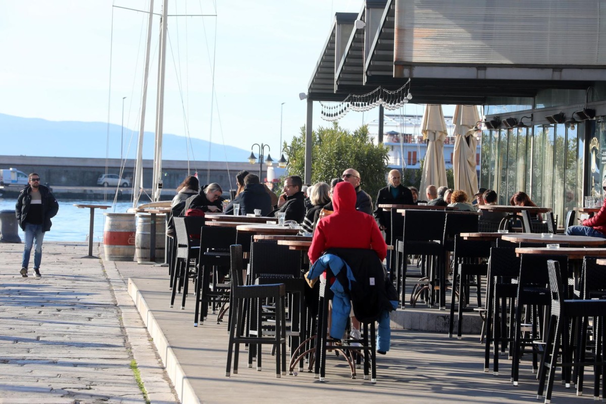 Rijeka: Građani uživaju u suncu na terasi kafića