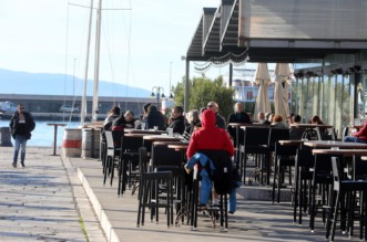 Rijeka: Građani uživaju u suncu na terasi kafića