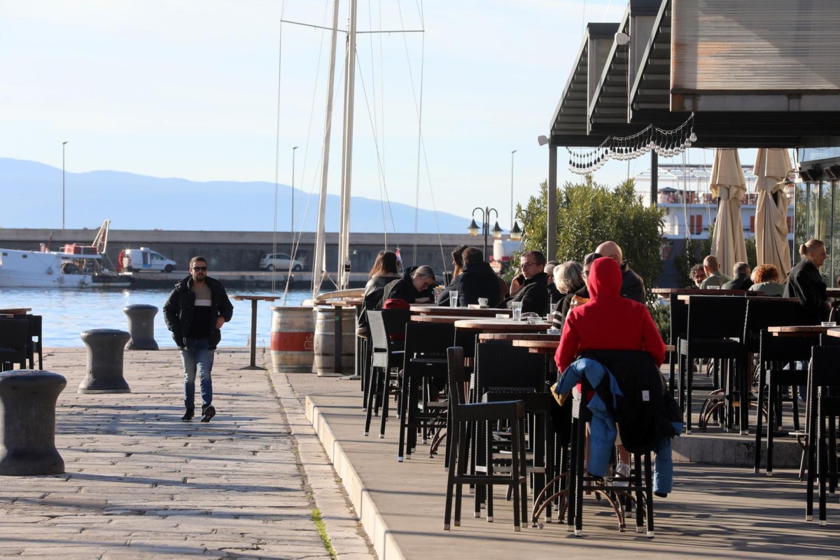 Rijeka: Gra?ani uivaju u suncu na terasi kafi?a