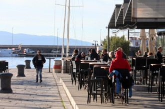 Rijeka: Gra?ani uivaju u suncu na terasi kafi?a