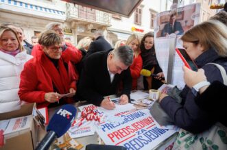 Predsjednik Republike Zoran Milanović prikupljao je potpise birača za podršku predsjedničke kandidature u Rijeci