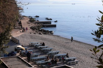 Rijeka: Građani u šetnji na plaži Kantrida