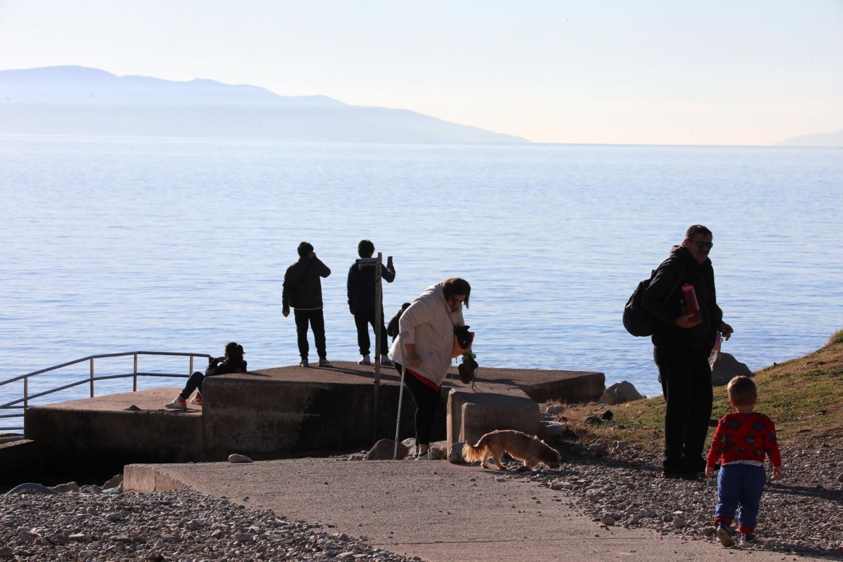 Rijeka: Građani u šetnji na plaži Kantrida