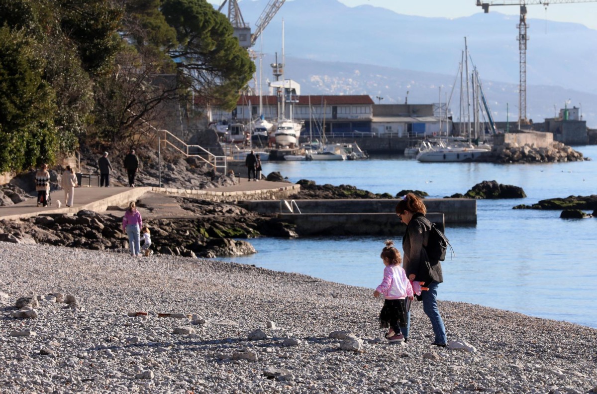 Rijeka: Građani u šetnji na plaži Kantrida