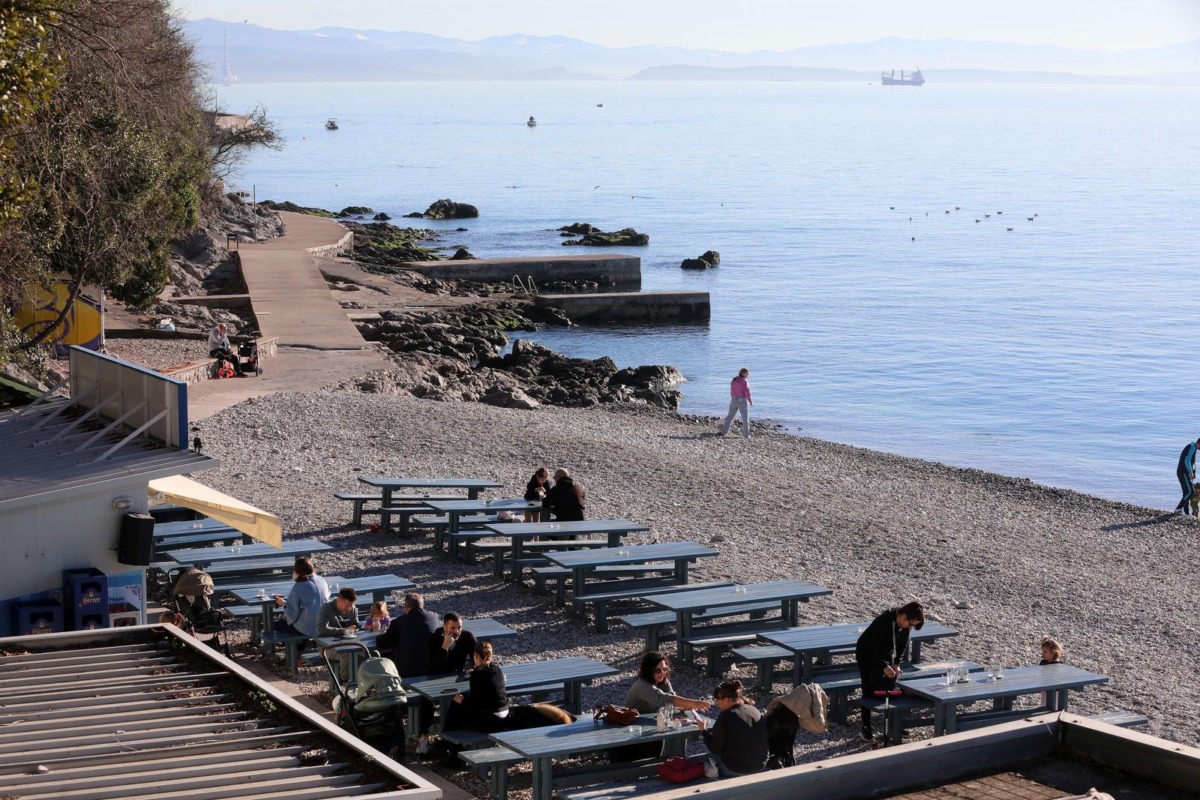 Rijeka: Građani u šetnji na plaži Kantrida