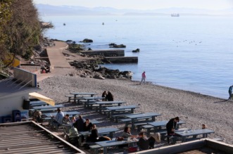 Rijeka: Građani u šetnji na plaži Kantrida