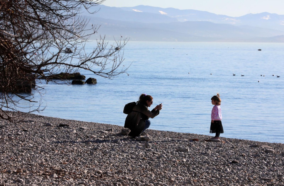 Rijeka: Građani u šetnji na plaži Kantrida