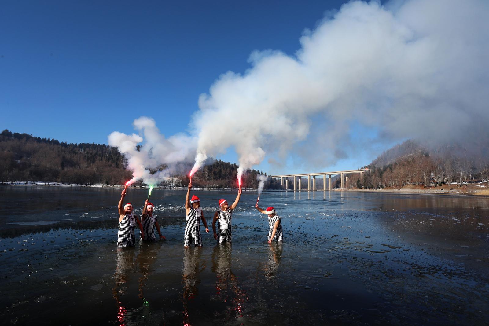 Fužine: Doček Nove godine u podne. Fužine: Doček Nove godine u podne.