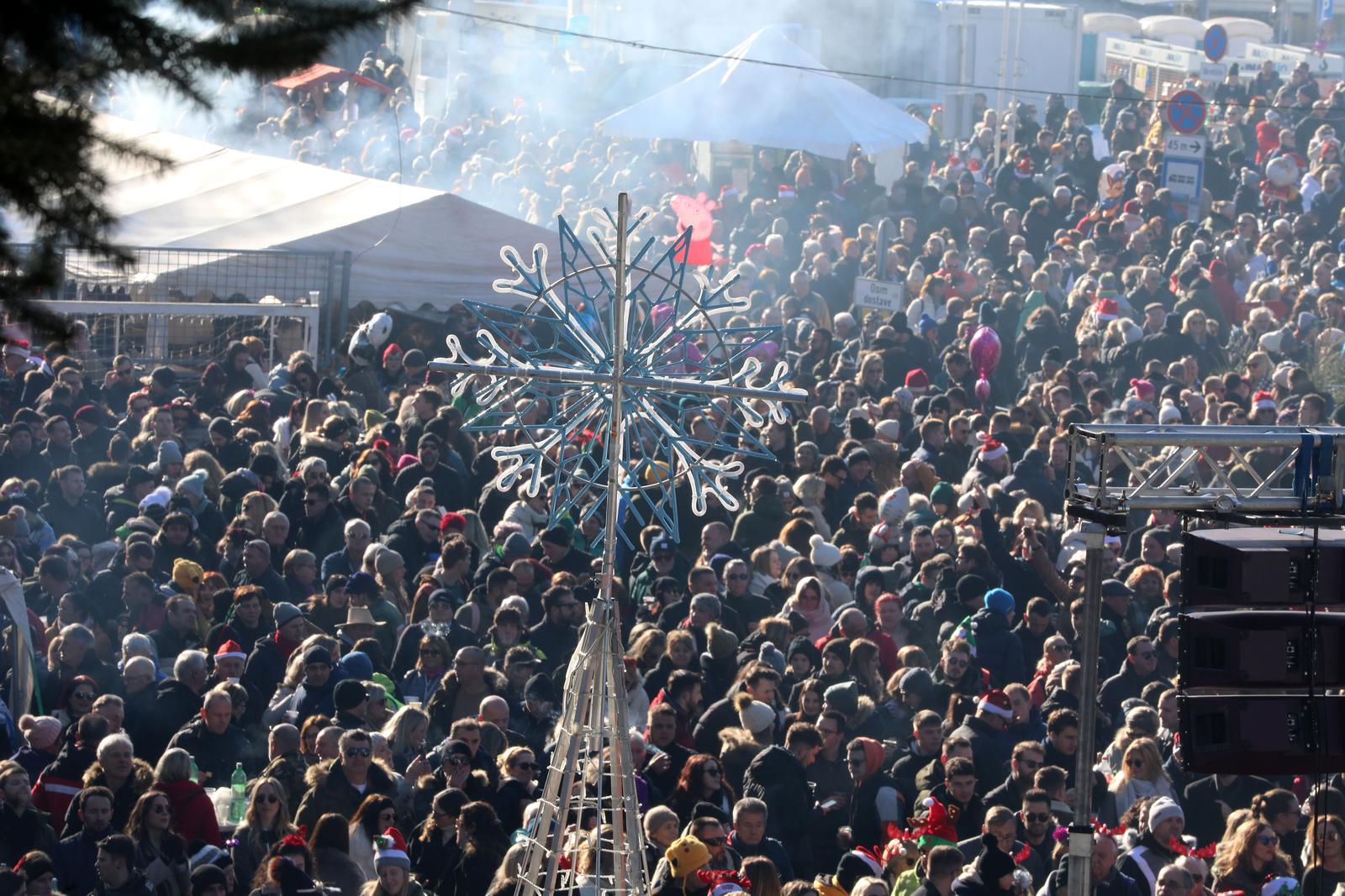 Fuine: Do??ek Nove godine u podne. Fuine: Do??ek Nove godine u podne.